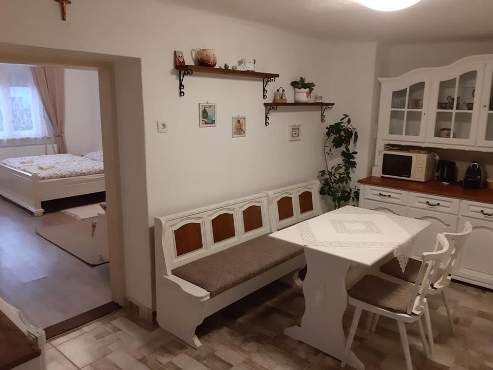 דירות Mosonmagyaróvár Edina Vintage Vendeghaz מראה חיצוני תמונה