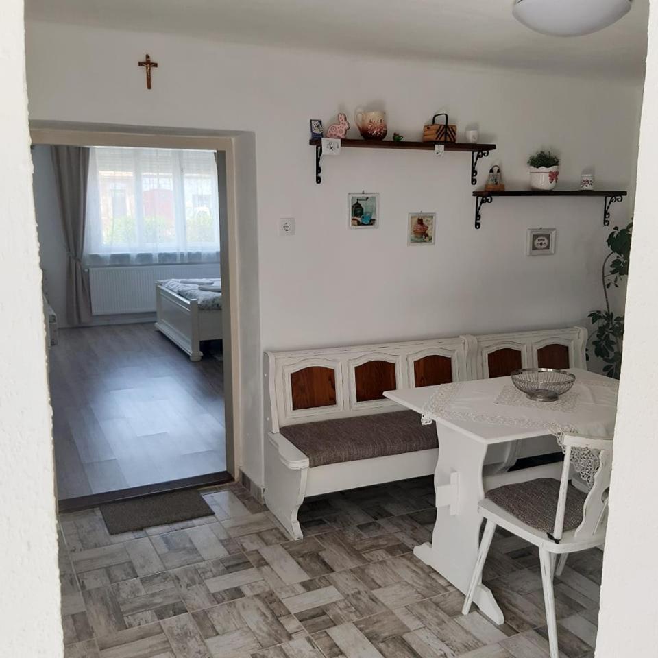 דירות Mosonmagyaróvár Edina Vintage Vendeghaz מראה חיצוני תמונה
