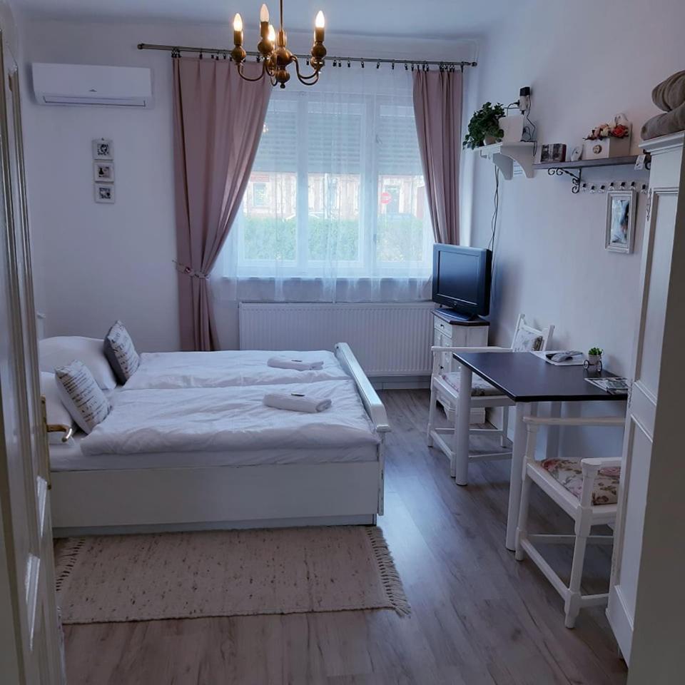 דירות Mosonmagyaróvár Edina Vintage Vendeghaz מראה חיצוני תמונה