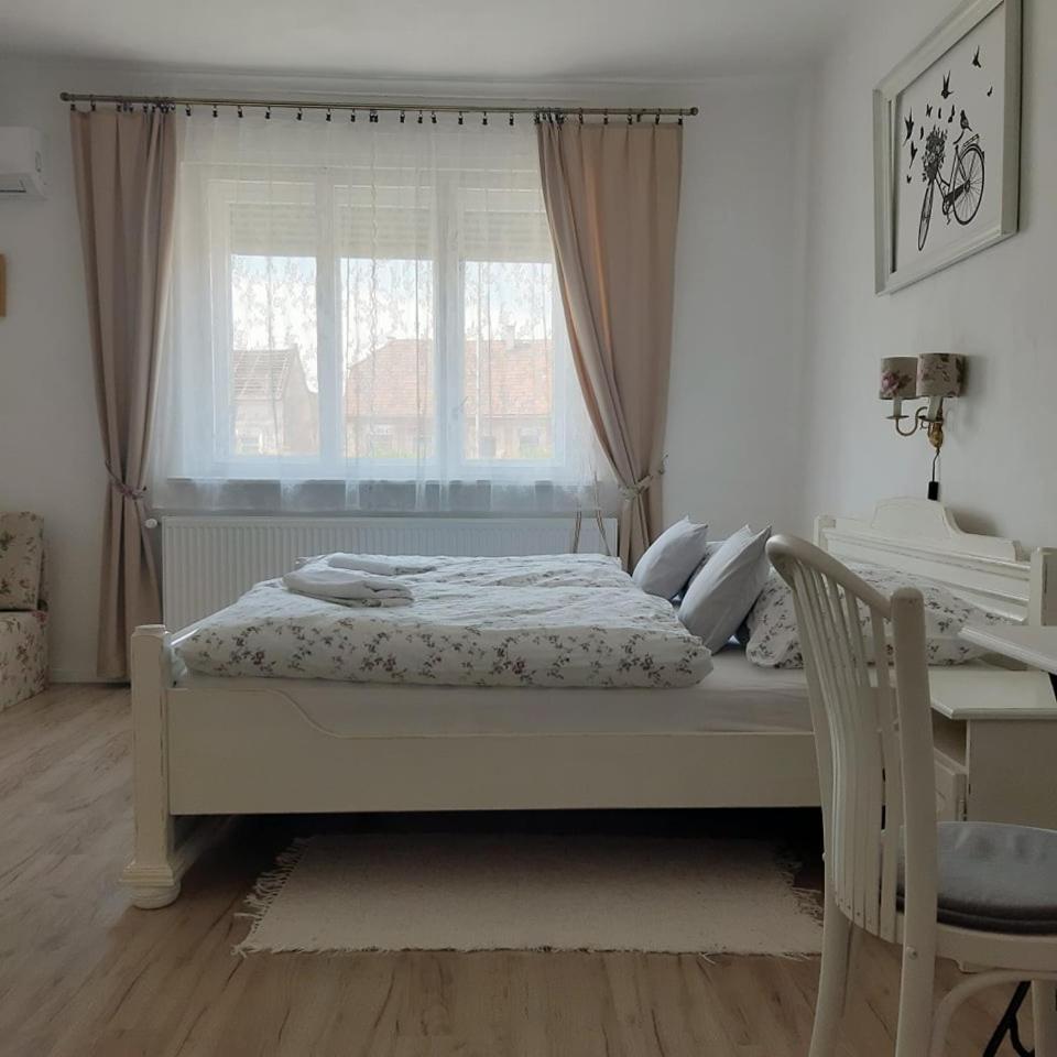 דירות Mosonmagyaróvár Edina Vintage Vendeghaz מראה חיצוני תמונה